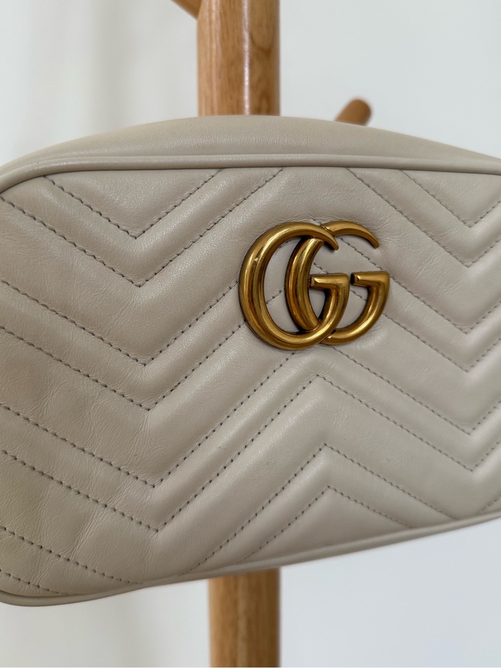 Gucci GG Marmont chevron quilted leather camera bag with gold-tone hardware - Picture 4 of 13